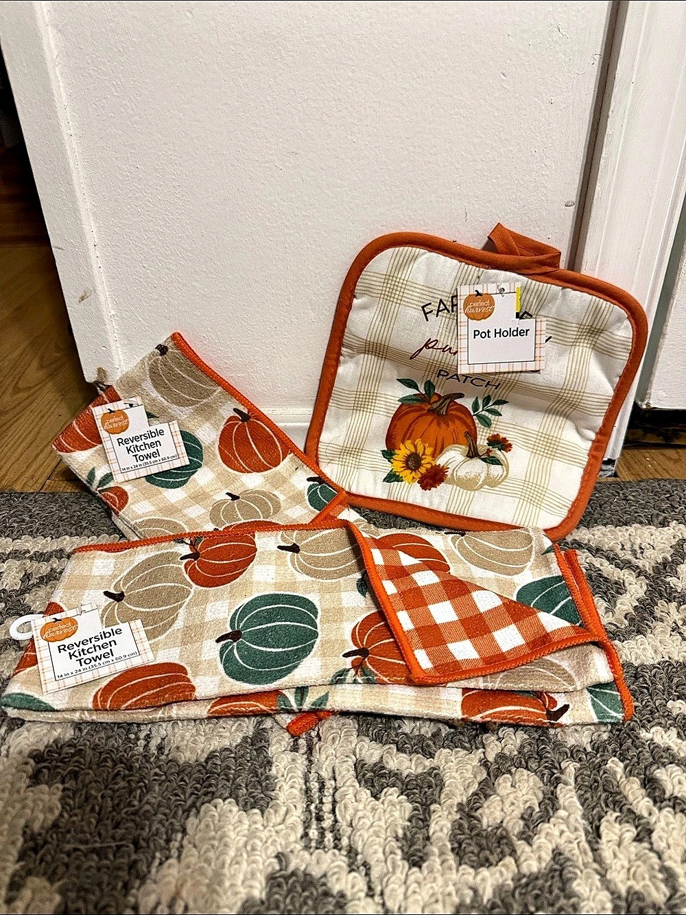 Perfect Harvest Fall Pumpkins Reversible Kitchen Towel and Pot Holder Set